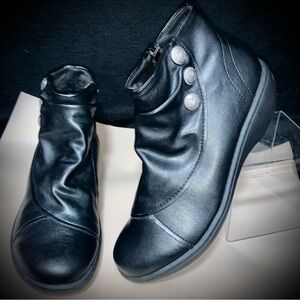 FLEXSTEP ALLISON Black Wedge Ankle Boots Size 6.5M Button Detail Side Zip